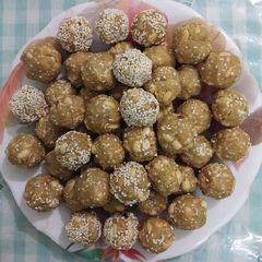 Sesame seeds and Peanut Ladoos A picture of Sesame seeds and Peanut Ladoos.