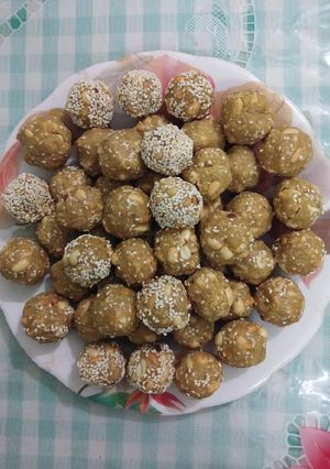 A picture of Sesame seeds and Peanut Ladoos.