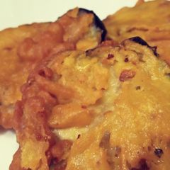 A picture of Baingan k pakoray.