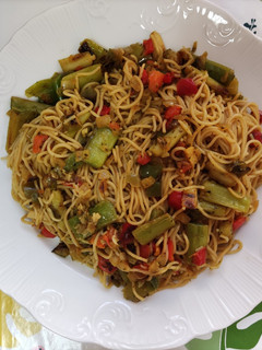 Una foto de Fideos chinos con verduras