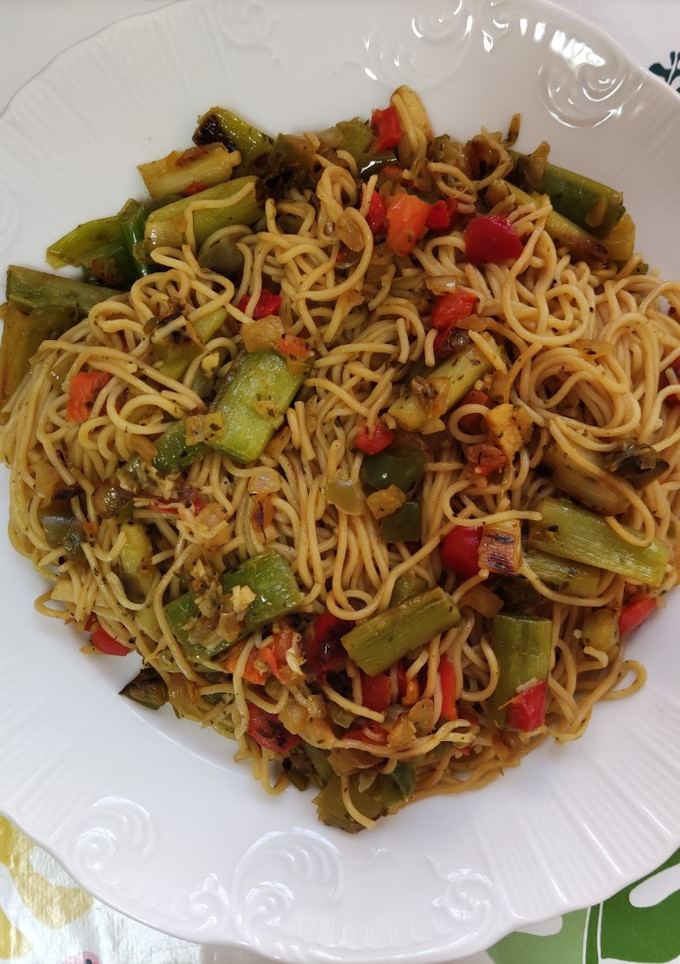 Una foto de Fideos chinos con verduras