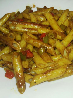 Una foto de Pasta con verduras y salsa de soja