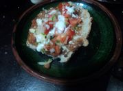 Una foto de molletes de frijol y queso