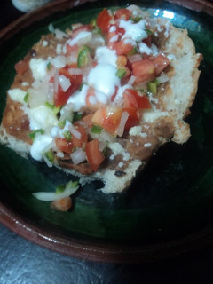 Una foto de Molletes con frijoles con hierba santa tipo ranchero de San Diego
