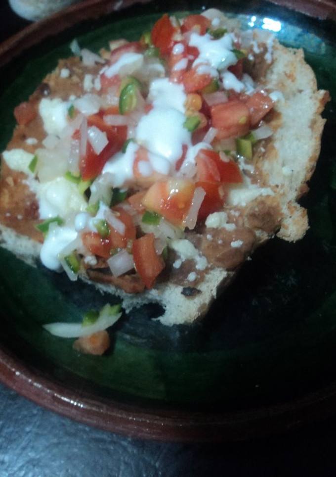 Una foto de Molletes con frijoles con hierba santa tipo ranchero de San Diego