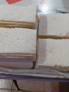 Una foto de Sándwich triples de jamón y queso. Grace