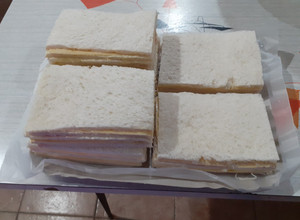 Una foto de Sándwich triples de jamón y queso. Grace