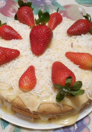 Una foto de Pastel de coco con crema de coco