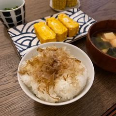 A picture of Japanese rice with bonito flakes and soy sauce - Nekomanma (literal translation means Cat rice) 🐱🍚🇯🇵.