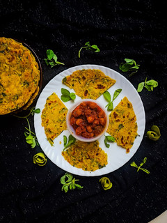 દુધી અને મેથી ના થેપલા(Dudhi & Methi Thepla Recipe in Gujarati) રેસીપી મુખ્ય ફોટો