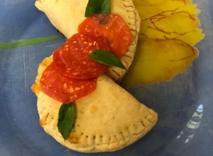 Una foto de Calzone ripieno di pepperoni e fromaggio al forno/ Pizza rellena