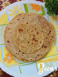 A picture of Sorghum and Wheat Chapatis.