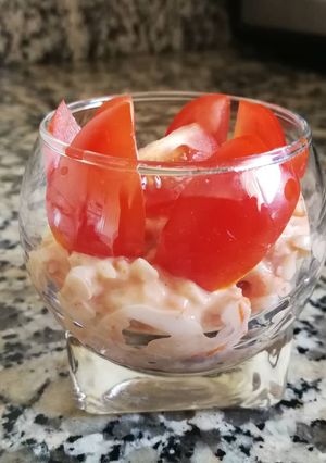 Une photo de Verrine surimi sauce cocktail et tomates cerises