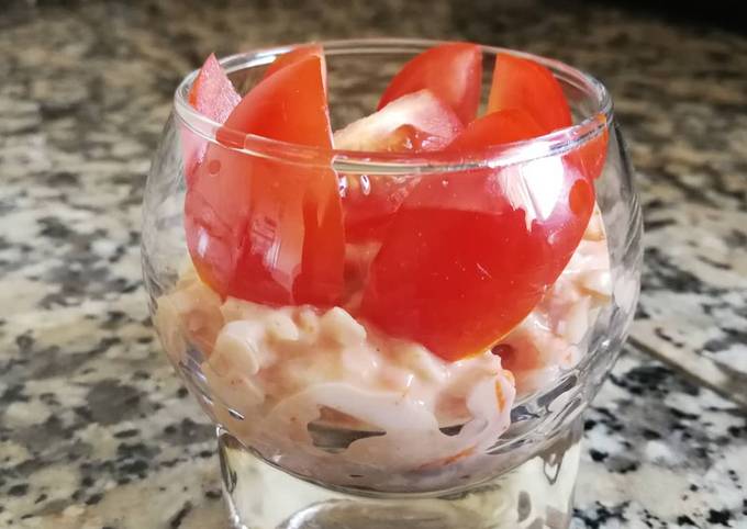 Verrine surimi sauce cocktail et tomates cerises