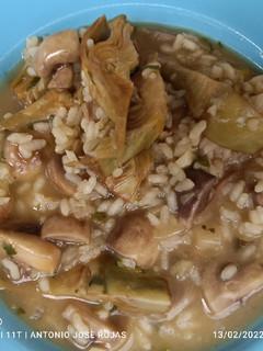 Una foto de Arroz de alcachofas y setas