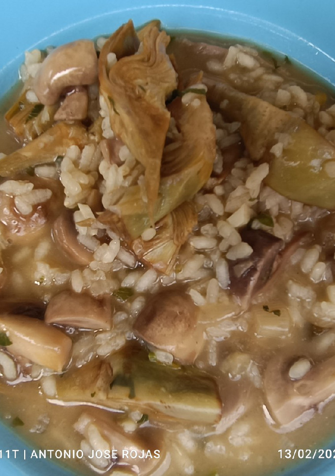 Una foto de Arroz de alcachofas y setas