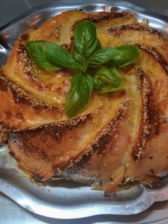 Una foto de Pastel de verduras y gambas con masa filo