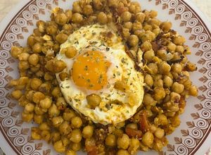 Foto principal de Garbanzos salteados con huevo