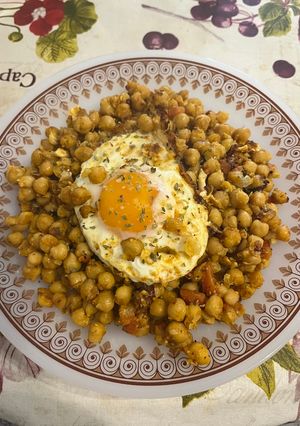 Una foto de Garbanzos salteados con huevo