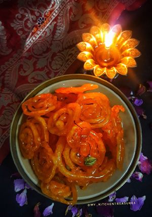 जलेबी (Jalebi recipe in Hindi) रेसिपी मुख्य फोटो