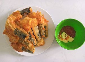 Hình của món Rong biển cuộn nấm kim châm chiên giòn.