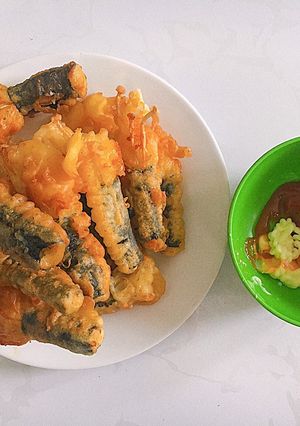 Hình của món Rong biển cuộn nấm kim châm chiên giòn.