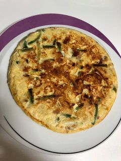 Foto principal de Tortilla de patata con ajetes tiernos y gambas