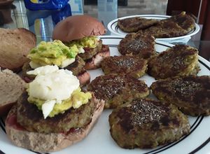 Una foto de Mini tortas de brócoli y zanahoria🥦🥕🧀🥑🍔!!!