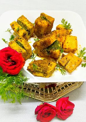 A picture of Stuffed paneer with green chutney.