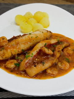 Una foto de Gallineta en salsa con gambas