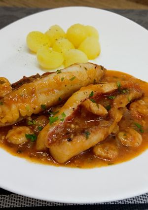 Una foto de Gallineta en salsa con gambas