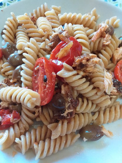 Foto di Fusilli integrali con salmone, pomodorini e olive taggiasche!😋
