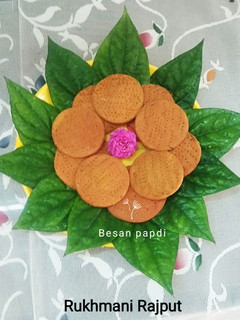 बेसन पापड़ी (Besan papdi recipe in hindi) रेसिपी मुख्य फोटो