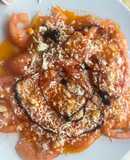 Ensalada de tomate con salsa de pimientos y crema de frambuesa