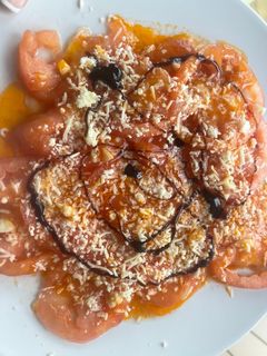 Una foto de Ensalada de tomate con salsa de pimientos y crema de frambuesa