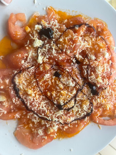 Una foto de Ensalada de tomate con salsa de pimientos y crema de frambuesa