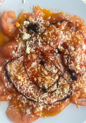 Una foto de Ensalada de tomate con salsa de pimientos y crema de frambuesa