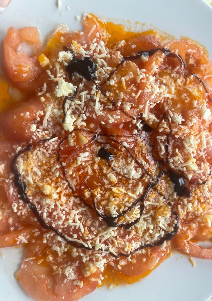 Una foto de Ensalada de tomate con salsa de pimientos y crema de frambuesa