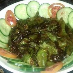 A picture of Chatpati emli wali hari mirchen.