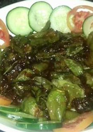 A picture of Chatpati emli wali hari mirchen.
