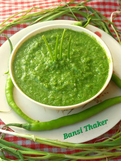કાચા ટામેટા લીલા લસણ ની ચટણી (Raw Tomato Green Lasan Chutney Recipe In Gujarati) રેસીપી મુખ્ય ફોટો