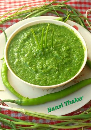 કાચા ટામેટા લીલા લસણ ની ચટણી (Raw Tomato Green Lasan Chutney Recipe In Gujarati) રેસીપી મુખ્ય ફોટો