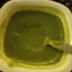 A picture of Green chutney.