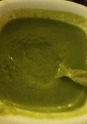 A picture of Green chutney.