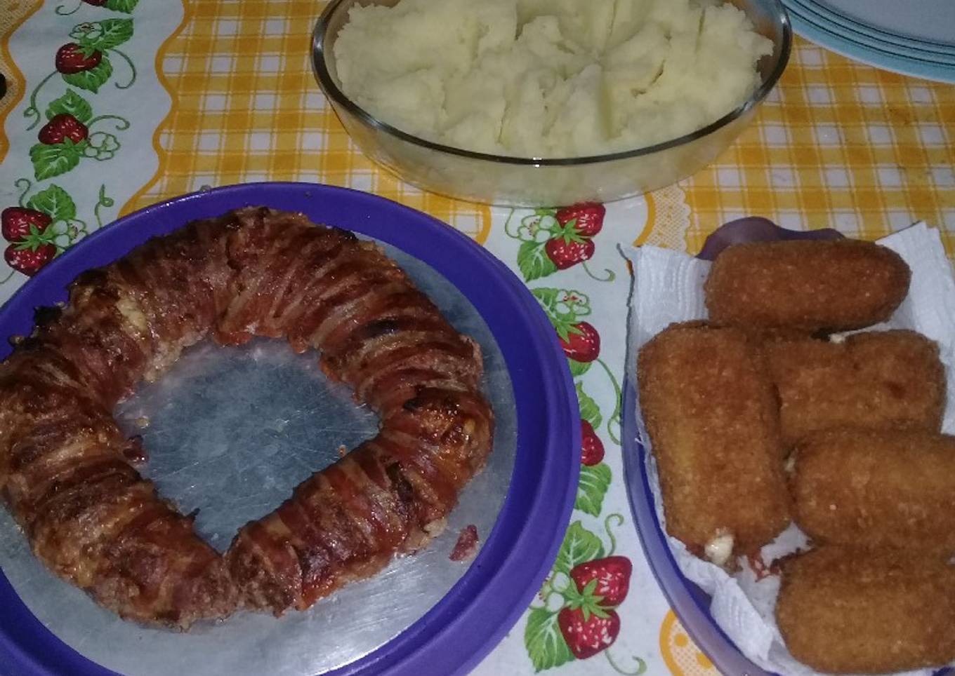 Rosca y rollitos de carne molida con puré