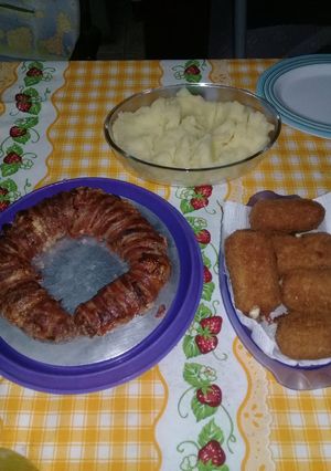 Una foto de Rosca y rollitos de carne molida con puré