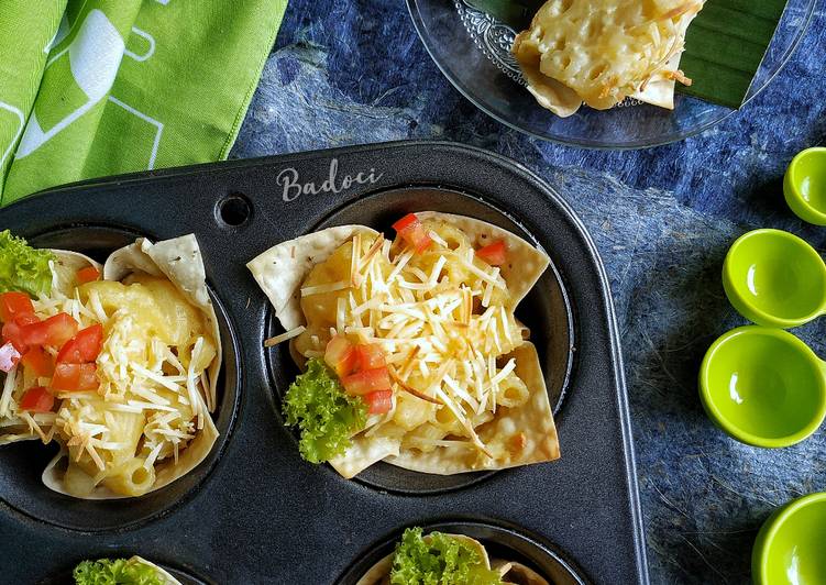 Mac & Cheese with wonton cup