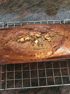 Una foto de Plum cake de plátano nueces y chocolate