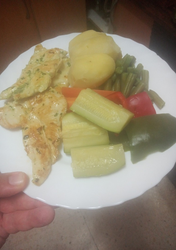 Una foto de Pechuga de pollo adobada al ajillo a la plancha con menestra de verduras y papas cocidas