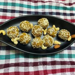 A picture of Til Besan Ladoo.